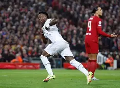 维尼修斯遭遇争议红牌，武磊乘势反超比分完成逆转的简单介绍